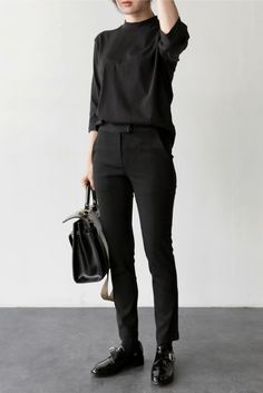 HONEY Minimalisticky Chic, Svarta Outfits, Estilo Tomboy, Minimalist Outfits, Corporate Goth, Trousers Outfit, Black Wardrobe, Fotografi Vintage, Uni Outfits