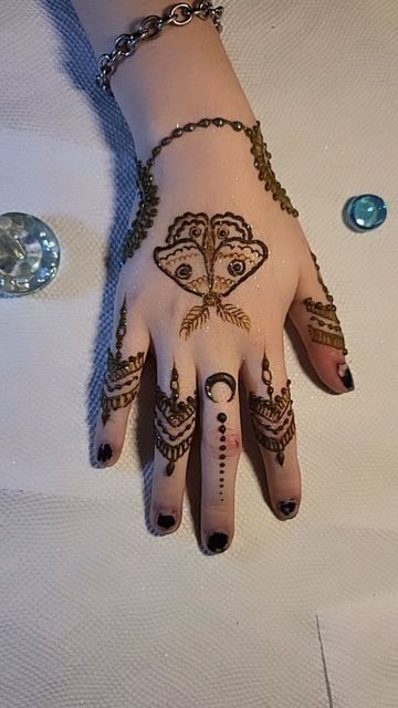 Moth Henna Designs, Moth Henna Tattoo, Fairy Henna Designs, Henna Mushroom, Non Traditional Henna, Henna Arm Tattoo, Cool Henna Tattoos, Leg Henna Designs, White Henna Tattoo