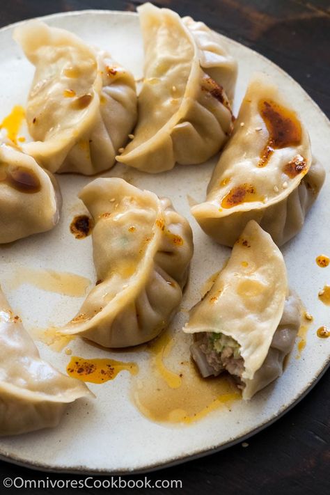 My mom’s secret recipe for creating the best pork dumplings. The dumplings are juicy, tender and taste so good even without any dipping sauce! @OmnivorCookbook Pork Dumplings, Dumpling Filling, Steamed Dumplings, Pork Dumpling, Best Chinese Food, Mapo Tofu, Smitten Kitchen, Dumpling Recipe, God Mat