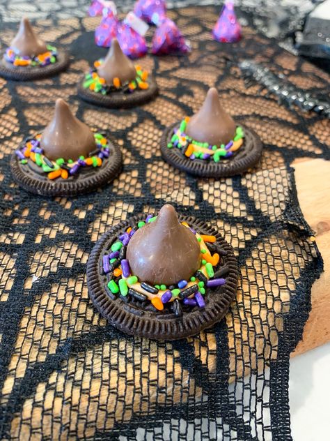 Easy Oreo Witches Hats ⋆ Growing Up Kemper Oreo Witch Hats, Witch Hat Cookies, Halloween Treats To Make, Halloween Oreos, School Halloween Party, Witches Hats, Halloween Sprinkles, School Halloween, Hat Cookies