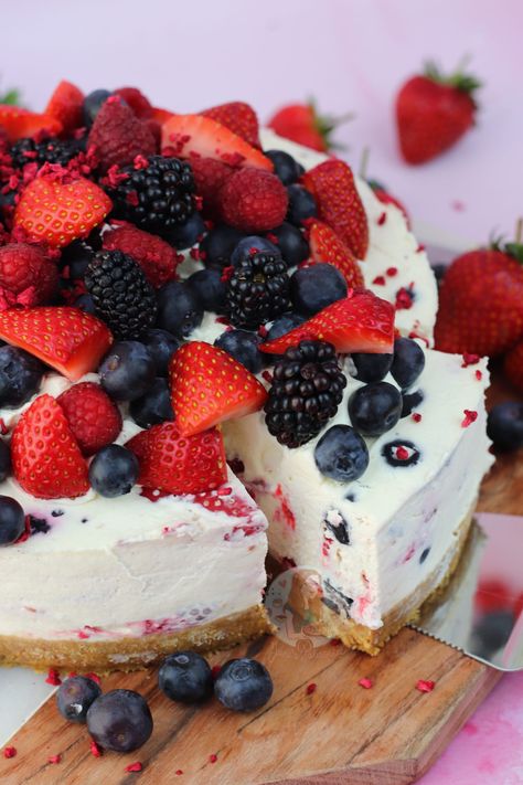 No-Bake Summer Berry Cheesecake! - Jane's Patisserie Summer Cheesecake Recipes, Unbaked Cheesecake, Cheesecake With Strawberries, Summer Cheesecake, Berry Cheesecake Recipes, Cheesecake Strawberries, Delish Cakes, Janes Patisserie, Lemon Cheesecake Recipes