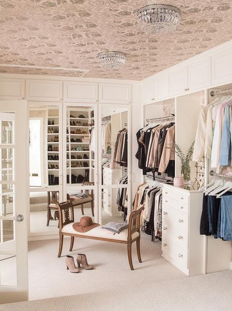 20 Lovely Design and Decor Ideas for Closet Dressing Design, Closet Vanity, Dressing Room Closet, Dream Closet Design, Walk In Closet Design, Home Design Magazines, Wallpaper Ceiling, Closet Layout, Closet Decor