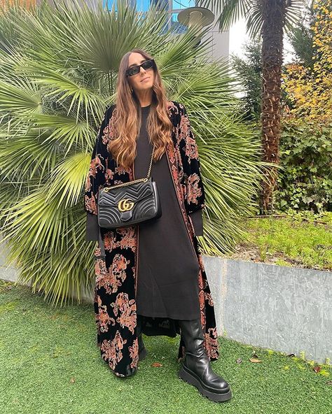 Laura Eguizabal в Instagram: «New Kimono! 🤦🏻‍♀️ #kimono #lover #love #girl #style #look #outfit #instagood #gucci» Winter Kimono Outfit, Work Travel Outfit, Laura Eguizabal, Sporty Style Outfits, Kimono Outfits, Look Boho Chic, Kimono Outfit, Trendy Dress Outfits, Love Girl