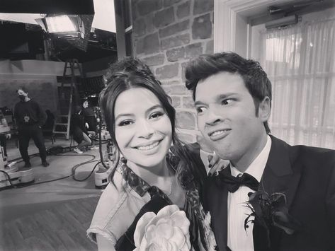 Miranda Cosgrove as Carly Shay and Nathan Kress as Freddie Benson on the set of iCarly Icarly Cast, Carly Shay, Freddie Benson, Nathan Kress, Miranda Cosgrove, Making Faces, Icarly, Picture Video, Tv Series