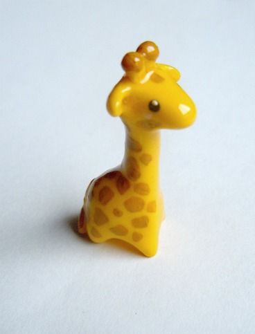 A little tutorial to sculpt a tiny, sweet giraffe : ) It's a quite simple project, but I had great fun while making it.. hope you'll like ... Clay Giraffe, Kawaii Giraffe, Fimo Animals, Cute Clay Charms, Fimo Kawaii, Charm Ideas, Inside Joke, Clay Things, Polymer Clay Animals