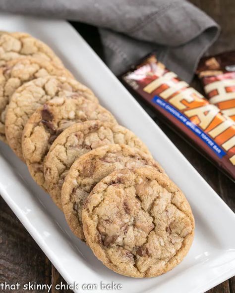 Brown Butter Toffee Cookies - Chewy cookies filled with toffee chunks with a nutty nuance thanks to brown butter! Brown Butter Toffee Cookies, Butter Toffee Cookies, Cookies Chewy, Brown Butter Cookies, Toffee Recipe, Heath Bars, Toffee Cookies, Chewy Cookies, Butter Toffee