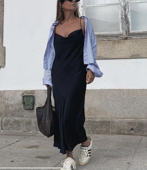 Black Slip Dress Outfit, Black Maxi Dress Casual, Long Black Dress Outfit, Style A Maxi Dress, Shirt Over Dress, Black Maxi Dress Outfit, Maxi Dress Outfit Summer, Simple Maxi Dress, Black Dress Outfit Casual