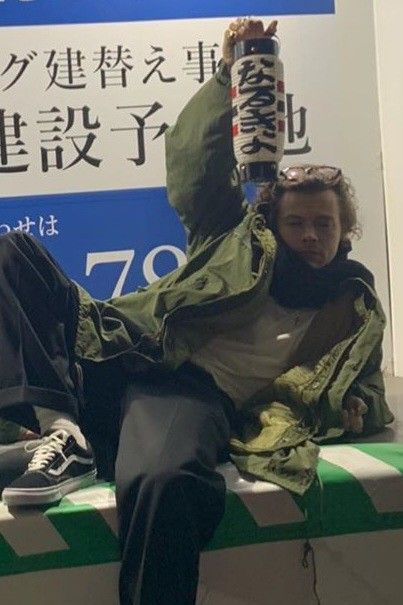 harry styles (japanrry) out in, tokyo, japan, january 2019 Japan January, Harry Styles Icons, Lyrics Videos, The One I Love, Harry Styles 1d, Harry Styles Cute, Harry Styles Pictures, One Direction Harry Styles, No One Loves Me