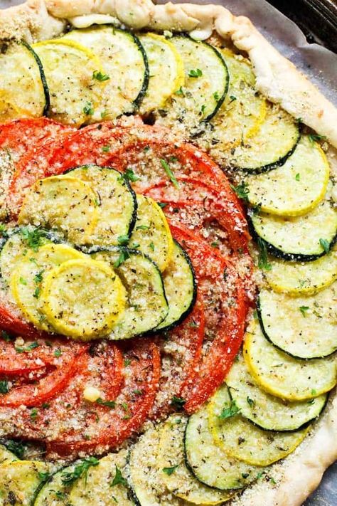 Zucchini Tart Recipes, Tarts Savory, Simple Side Salad, Zucchini And Tomato, Zucchini Tart, Tomato Tart Recipe, Veggie Dinners, Zucchini Bake, Salty Recipes