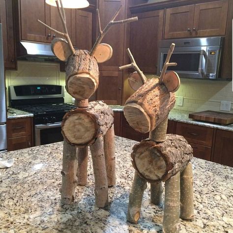 Wood Log Christmas Decor, Log Deer Diy, Diy Wood Christmas Decorations, Log Animals, Log Crafts, Reindeer Diy, Wood Log Crafts, Wood Reindeer, Christmas Diy Wood