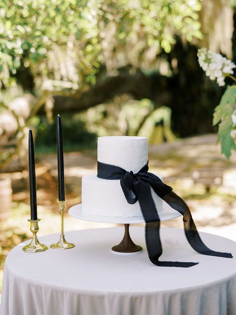 Classic black-tie wedding inspiration with white peony bouquet Black Tie Wedding Cake, Black Bow Wedding, Bow Wedding Cake, White Peony Bouquet, Bow Wedding Cakes, White Peonies Bouquet, Middleton Place, Place Wedding, Peony Bouquet