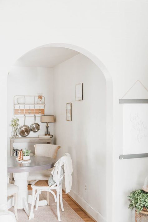 This Family Home May Be Minimalist, but It's Big on Comfort and Warmth Simple Bedroom Furniture, Mexican Minimalist Decor, Minimalist Bedroom Men, Minimalist Home Office, Interior Boho, Minimalist Bedroom Decor, Interior Design Minimalist, Furniture Small Spaces, Apartment Bedroom Decor