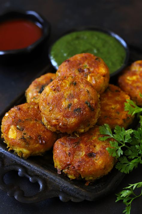 Aloo Tikki Recipe, Healthy Indian Snacks, Aloo Tikki, Veg Snacks, Indian Appetizers, Cutlets Recipes, Diwali Food, Vegetarian Snacks Recipes, Paneer Recipes