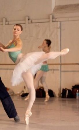 Her hyperextension is beautiful! Ballerino Male, Hyperextended Knee, Male Dancer, Ballet Beautiful, Beautiful Body, Swan Lake, Ballet Dancers, Ballerinas, Ballet Dance