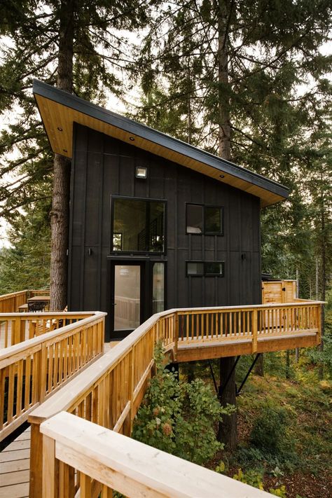 White Salmon Washington, Pnw Winter, Bunkhouse Ideas, Treehouse Vacations, Treehouse Airbnb, Alpine Modern, Treehouse Ideas, Rental Ideas, Scandinavian Architecture