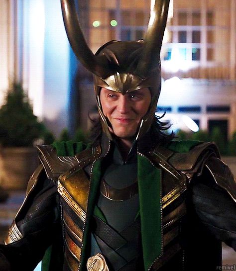 Loki Horns, Tom Hiddleston Imagines, Avengers Gif, Marvel Pictures, Loki Aesthetic, Gif Wallpaper, Loki God Of Mischief, Loki Avengers, Thomas William Hiddleston