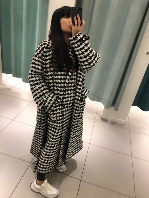 Dogtooth Coat Outfit, Chic Long Coat With Houndstooth Pattern, Business Houndstooth Pattern Long Coat, Houndstooth Wool Coat, Classic Houndstooth Pattern Outerwear, Coat Outfit, Instagrammer, Coat Outfits, Fashion Bloggers