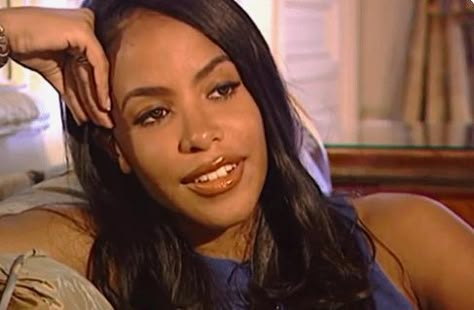 Aaliyah Interview, Aaliyah Aesthetic, Aaliyah Outfits, Aaliyah Hair, 90s Makeup Look, Aaliyah Pictures, Aaliyah Style, 2000s Fashion Trends, Chinese Makeup