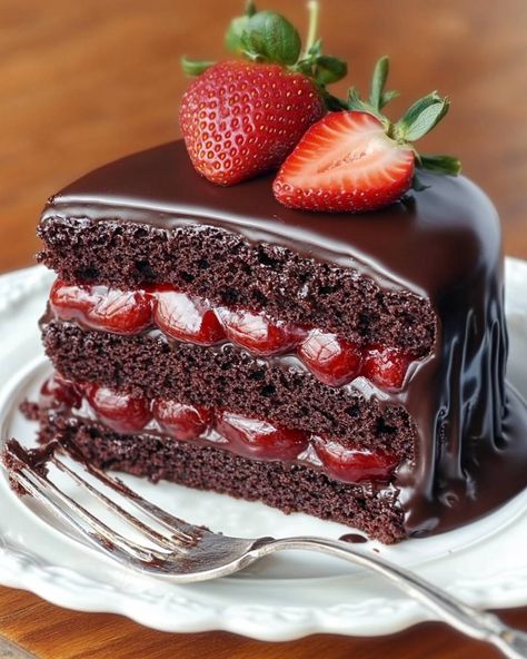 Chocolate Cake with Fresh Strawberry Filling Strawberry Cake Filling, Fresh Strawberry Cake, Shredded Chicken Recipes, Strawberry Filling, Recipes Appetizers And Snacks, Cake Fillings, Rotisserie Chicken Recipes, Best Food Ever, Ground Turkey Recipes