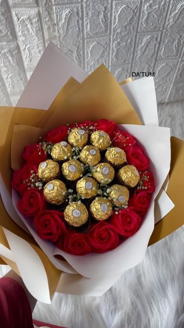 Diy Chocolate Flower Bouquet, Rose And Ferrero Bouquet, Ferrorocher Bouquet, Rose Chocolate Bouquet, Sweet Flowers Bouquet, Flowers Bouquet With Chocolate, Chocolate Roses Bouquet, Ferrorocher Chocolate Bouquet, Chocolate And Roses Bouquet