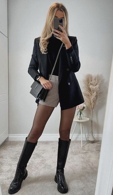 Short con medias 
Botas
Blazer negro
Otoño invierno outfit Outfit Botas, Stylish Winter Outfits, Winter Fashion Outfits Casual, Cold Outfits, Paris Outfits, Looks Chic, Outfit Inspo Fall, Autumn Outfit, Mode Inspiration