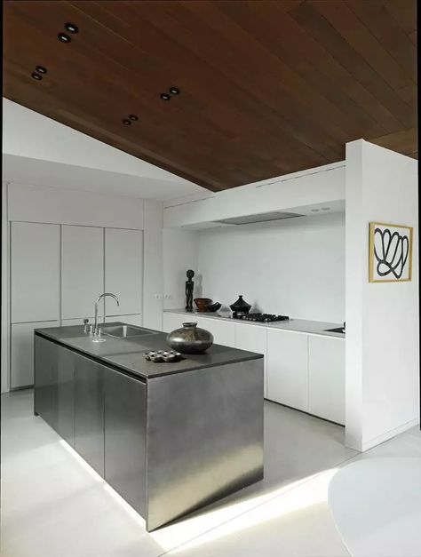 Top white kitchen ideas for a modern setting. Suitable pairings, design directions, and personalization ideas. All this on Hackrea. Boffi Kitchen Island, Stainless Island Kitchen, White Stainless Steel Kitchen, Stainless Steel And White Kitchen, Stainless Kitchen Island, Stainless Steel Island Kitchen, Steel Island Kitchen, Kitchen Island Minimalist, Steel Kitchen Design