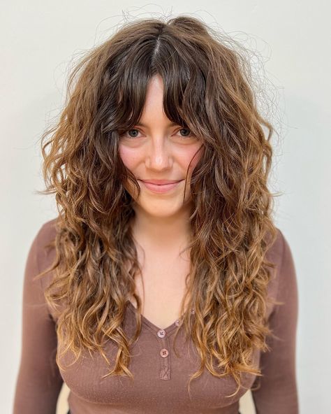 Haircuts that add texture will naturally and seamlessly add so much bounce to your hair. Not too sure what those haircuts are, or how to find “the one... 70s Haircuts Wavy Hair, Wavy Updo, Brushed Out Curls, Long Shag, Red Curls, Long Shag Haircut, Side Swept Hairstyles, Blonde Haircuts, Shaggy Haircuts