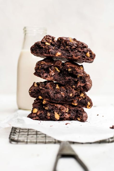 Levain Double Chocolate Cookies Recipe Cookie Photography, Cookies Photography, Double Chocolate Cookies Recipe, Chocolate Marshmallow Cookies, Salted Caramel Pretzels, Chocolate Chip Shortbread Cookies, Levain Bakery, Toffee Cookies, Cookies And Milk