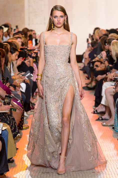 Cotoure Dresses Vintage, Eli Saab 2024, Elie Saab Couture Zuhair Murad Dresses, Winter Couture, Elie Saab Gowns, Trendy Maxi Dresses, Elie Saab Haute Couture, Runway Gowns, Maxi Dress Designs