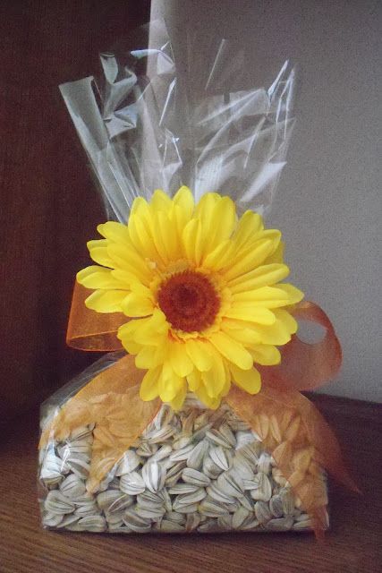 My little cottage in the making: ROASTING YOUR OWN SALTED SUNFLOWER SEEDS Sunflower Birthday Parties, Sunflower Wedding Favors, Sunflower Party, Seed Favors, Sunflower Baby Showers, Sunflower Themed Wedding, Diy Party Favors, Wedding Favors Fall, Fall Bridal Shower