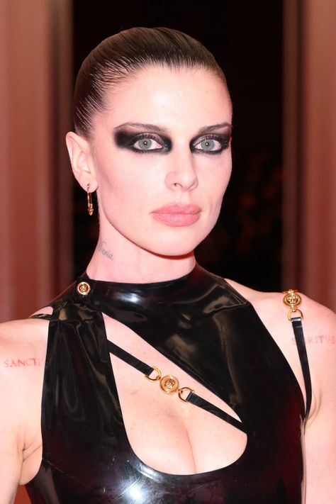 Outfit Ideaa, Fox Makeup, Julia Fox, Versace Runway, Autumn Winter 2022, Fox Eyes, Poster Girl, Bold Makeup, Dark Makeup