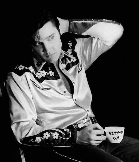 Graceland Memphis, King Elvis Presley, Young Elvis, Jailhouse Rock, Elvis Presley Pictures, Elvis Movies, Elvis Presley Photos, Lisa Marie Presley, King Of My Heart