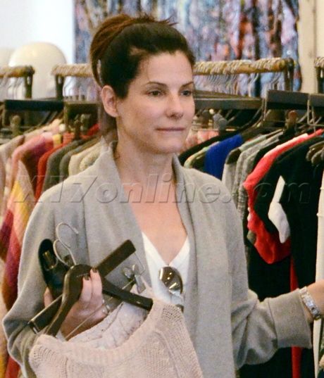 Sandra Bullock Ditches The Makeup For A Beverly Hills Shopping Spree! She.looks so beautiful Sandra Bullock Plastic Surgery, Beverly Hills Shopping, Winter Make Up, Cold Christmas, Mom On The Go, Power Of Makeup, Winter Makeup, Deep Winter, Dark Winter