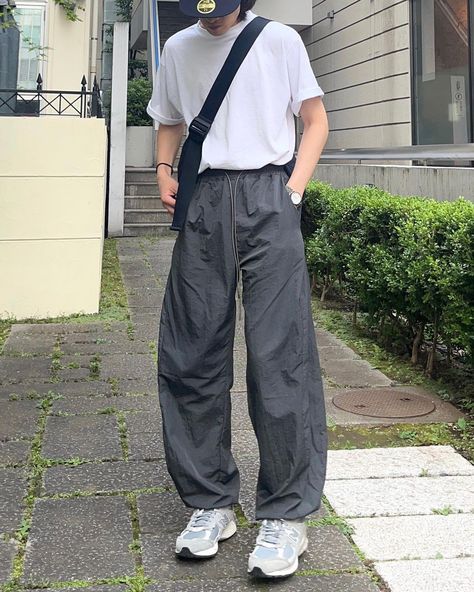 Mens Parachute Pants, New Balance 530 Mens Outfit, Nylon Pants Outfit, New Balance 530 Outfit, Summer Fits Aesthetic, Minimal Streetwear, Asian Men Fashion, Guys Fits, New Balance Outfit