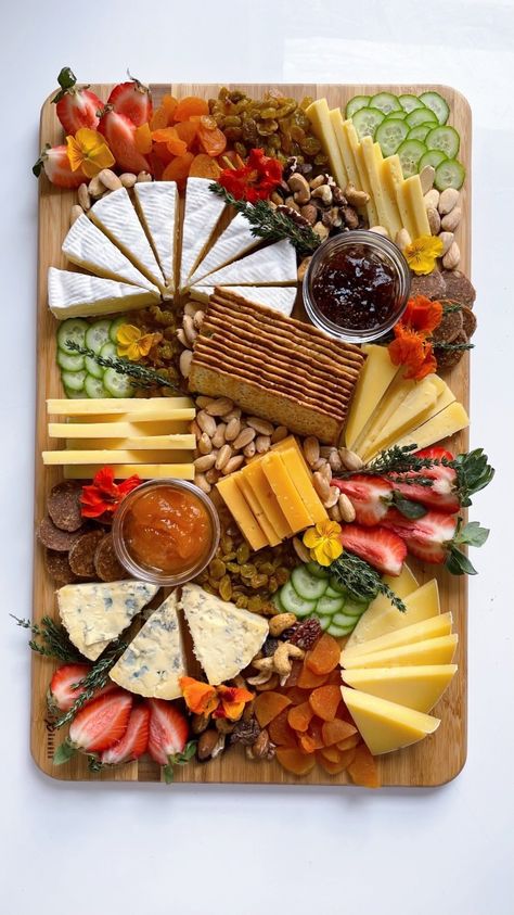 @thatcheeseplate shared a video on Instagram: “It’s a long weekend! Enjoy spending time around a cheese plate with your people 💖🧀 #ThatCheesePlate” • Feb 20, 2022 at 2:21pm UTC Diy Cheese Platter, Holiday Cheese Boards, Diy Cheese, Cheese Dip Recipes, Food Salad, Noah Kahan, Grazing Table, Charcuterie Cheese, Therapeutic Art