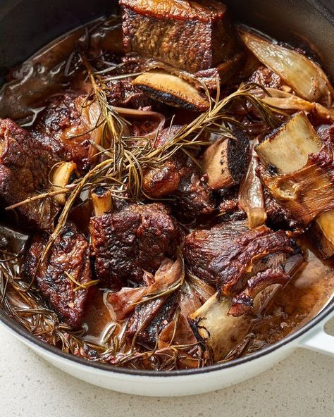 How To Make Braised Beef Short Ribs Baked in a Dutch Oven. This comforting low carb recipe is easy comfort food. You'll need bone in (boneless won't cut it!) short ribs, onion, garlic, liquid like red wine or broth, herbs like rosemary or thyme. Dutch Oven Ribs, Easy Oven Recipes, Le Creuset Recipes, Best Dutch Oven, Beef Short Rib Recipes, Short Ribs Recipe, Dutch Oven Cooking, Dutch Ovens, Diner Recept