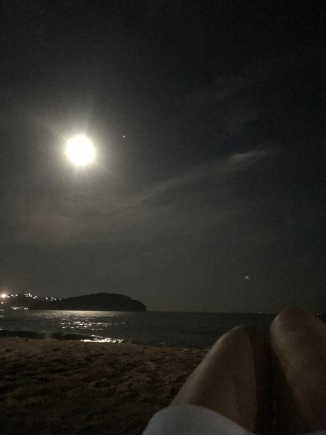 Night Sea Aesthetic, Night Beach Pics, Dark Photo Ideas, The Beach At Night, Dark Beach, Beach At Night, Fotografi Vintage, Travel Pictures Poses, Look At The Moon