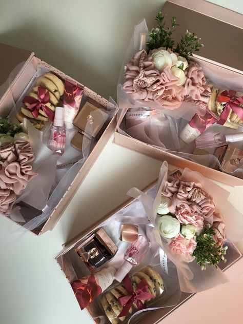 Scarf Gift Box Ideas, Buket Hijab, Hijab Business, Hijab Bouquet, Georgette Hijab, Hijab Party, Gift Box Ideas, Bridal Gift Wrapping Ideas, Party Food Platters