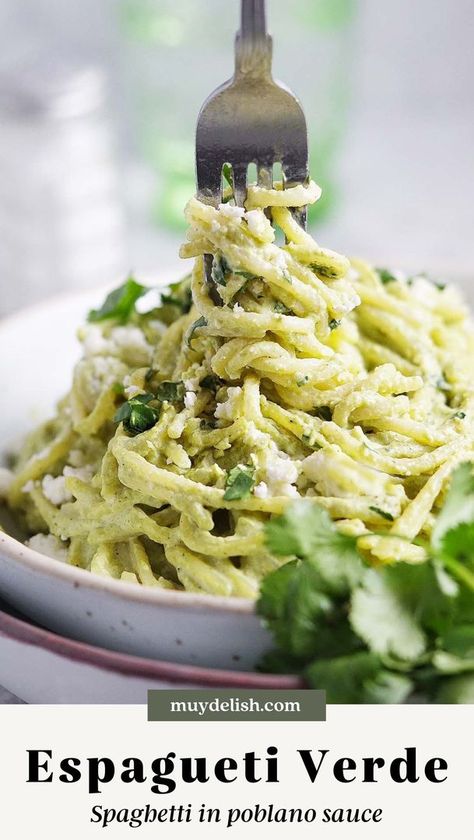 Espagueti Verde is an easy and delicious Mexican dish made with Spaghetti and a creamy non-spicy poblano sauce. Enjoy it as a side dish or as the main meal. Spaghetti Verde, Green Spaghetti Recipe, Muy Delish, Poblano Sauce, Mexican Pasta, Pepper Recipe, Green Spaghetti, Mexican Recipe, Mexican Dish