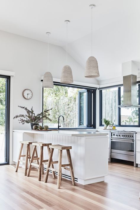 A renovated 1960s duplex on Sydney's coastline Coastal Style Kitchen, Beach Style Kitchen, Best Kitchen Cabinets, Classic Kitchen, Coastal Kitchen, Timber Flooring, Style Kitchen, Main Bedroom, Kitchen Layout