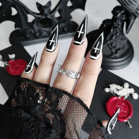 Goth Nails Acrylic Grunge, Goth 4th Of July Nails, Gothic Coffin Nail Ideas, Goth Birthday Nails, Witchy Stiletto Nails, Black Nail Art Gothic, Gothic Nails Stiletto, Simple Stiletto Nails Designs, Gothic Stiletto Nails