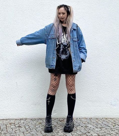 Alt Jean Jacket Outfit, Goth Jean Jacket Outfit, Alt Outfits Concert, Goth Jean Jacket, Oversized Alt Outfits, Oversized Jean Jacket Outfit Aesthetic, Black Jean Jacket Outfit, Jean Jacket Grunge, Denim Skirt Outfit Winter