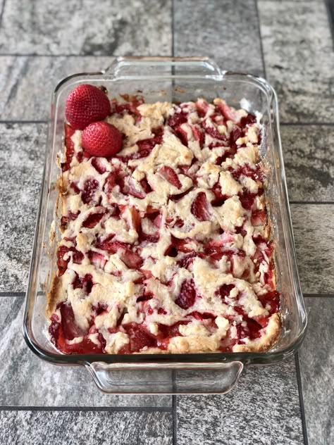 Strawberry Dump Cake – A Bee Bakes Cake With Frozen Strawberries, Strawberry Desserts Easy Quick, Frozen Strawberry Cake Recipe, Strawberry Shortcake Mug Cake, Strawberry Cloud Cake, Strawberry Mug Cake, Strawberry Crumble Bars, Frozen Strawberry Recipes, Strawberry Rhubarb Cobbler