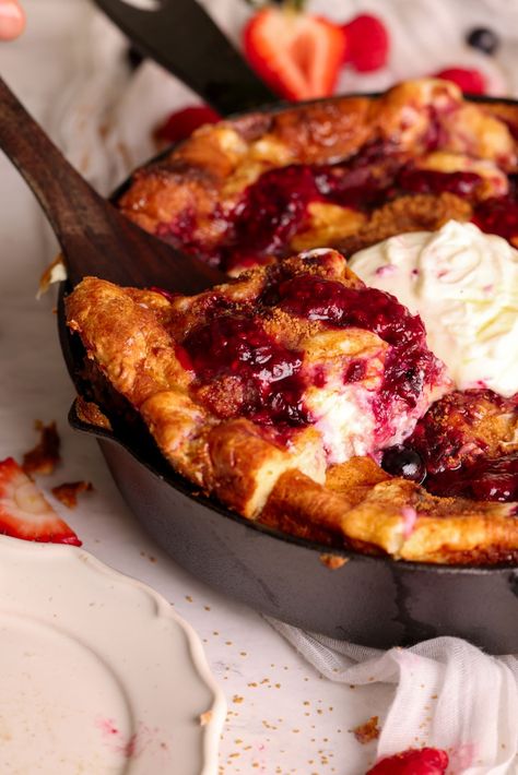 Baked Berry Cheesecake French Toast - BAKE WITH ZOHA Cheesecake Baked, Cheesecake French Toast, Bread Pudding Easy, Baked French Toast, Best French Toast, Berry Crumble, Hawaiian Sweet Rolls, Berry Compote, Berry Cheesecake