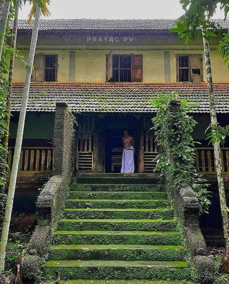 Naalukettu House, Kerala Traditional House, Indian Houses, Kerala Architecture, Village Photos, Kerala House Design, India Culture, Kerala Houses, Traditional House Plans