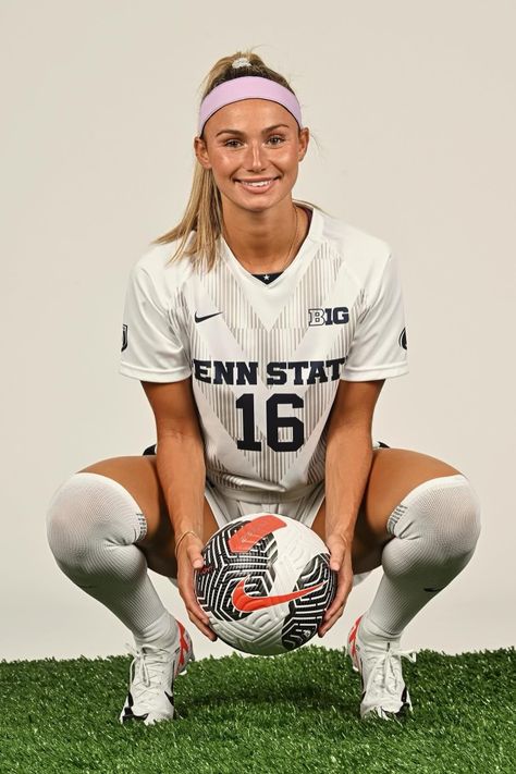 Ellie Wheeler (Penn State) #soccer Soccer Poses, Female Football Player, Football Poses, Lifelong Friends, Soccer Pictures, Womens Football, Long Socks, Action Poses, Penn State