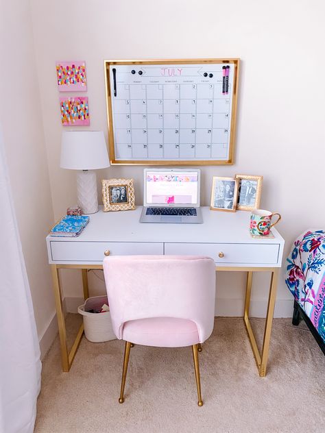 Desk Preppy Ideas, Apartment Room Wall Decor, College Apartment Inspo Bedroom, Preppy College Room, Above Desk Decor, College House Living Room, College Room Aesthetic, College Apartment Room Ideas, Tcu Dorm