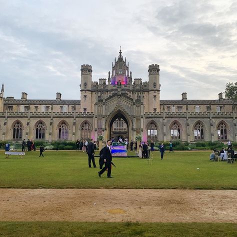 Sebastian • London on Instagram: “Hey Hi Good Morning ... from St Johns May Ball #thisisjohns #stjohns #stjohnsmayball #mayball #cambridge #cambridgelife #cambridgestudent…” St Johns Cambridge, Trinity College Cambridge Aesthetic, St Johns University Queens, Hi Good Morning, St Johns College Oxford, Cambridge Student, St John’s College Cambridge, St. John’s Bridge, St Johns