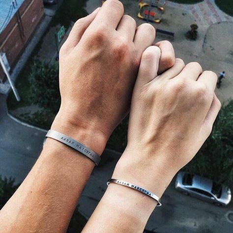 Couple Holding Hands Photography, Couple Holding Hands Aesthetic, Long Distance Couple, Long Distance Relationship Bracelets, Long Distance Bracelets, Distance Couple, Handmade Bracelets Tutorial, Bracelets For Couples, Relationship Bracelets