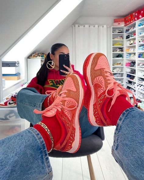 2023 Fashion Trends For Black Women, Wallpaper Nike, Replica Sneakers, Sneakers Sale, Twa Hairstyles, Team Orange, Jordan Yeezy, Trendy Shoes Sneakers, Fitness Style